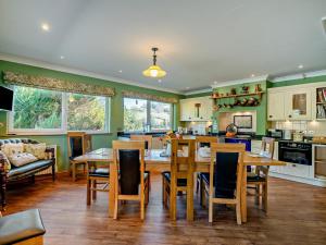 5 Bed in Grange-over-sands oc-95876