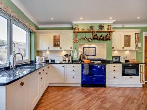 5 Bed in Grange-over-sands oc-95876