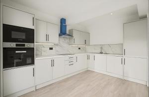 Spacious, Stylish Double Room with Shared Bathroom, Near Wembley Stadium, Gladstone Park, Hampstead Heath, Brent Cross Shopping Centre