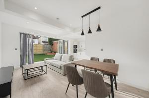 Peaceful, bright, comfy, stylish double bedroom with Shared Bathroom, Near Wembley Stadium, Gladstone Park, Hampstead Heath, Brent Cross Shopping Centre