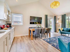 3 Bed in Swansea oc-91720