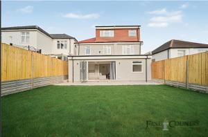 Best Cozy and Stylish double bedroom with shared bathroom in brent, Near Wembley Stadium, Gladstone Park, Hampstead Heath, Brent Cross Shopping Centre - 2