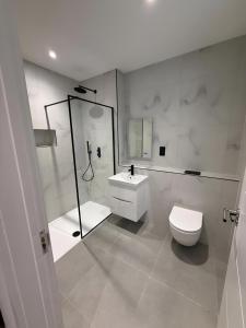 Stylish Ensuite Double Room, Near Wembley Stadium, Gladstone Park, Hampstead Heath, Brent Cross Shopping Centre