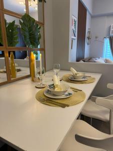 Warm & Homey Studio in Stamford McKinley