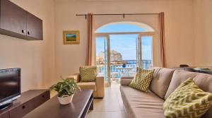 Bayview Court - Seafront Apartment with Balcony