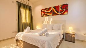 Bayview Court - Seafront Apartment with Balcony