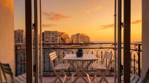 Bayview Court - Seafront Apartment with Balcony