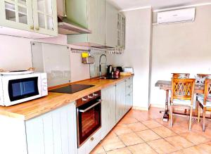 Almarea, a house between the sea and olive trees