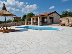 Holiday Home A&M with pool and lakeview