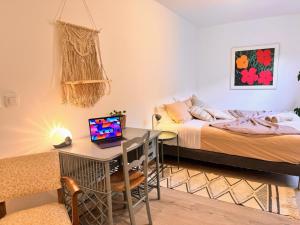 Maison Langevin 2-Bedroom House with Cozy Garden & Patio