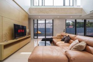 Premium 6BR Ekkamai Villa wITH Pool Home Theatre