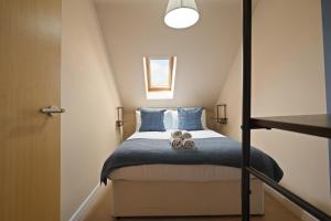 BRAND NEW - Deluxe 2 Bed Apartment - Hillsborough with FREE Parking - Hosted by StayHostSave