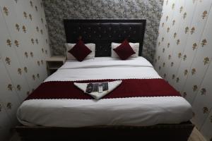 Hotel Yuvraj 5 Mints walking from Rajendra Nagar Metro Station