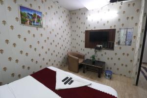 Hotel Yuvraj 5 Mints walking from Rajendra Nagar Metro Station
