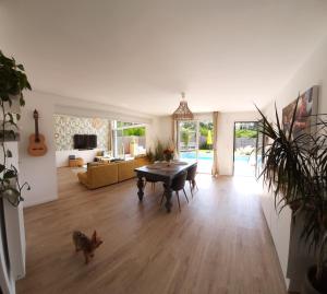 maison de vacances avec piscine et salle de sport