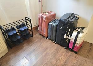 Dalpumga ##Up to 6 people # Subway 3 min # Airport bus 2 min # D0ngdaemun 12 min # Myeongd0ng 17 min # Seoul Station 20 min # Gyeongbokgung Palace, Bukchon Hanok Village, 25 min # Seongsu, Hongdae 35 min # Itaewon 30 min # Gangnam 40 min
