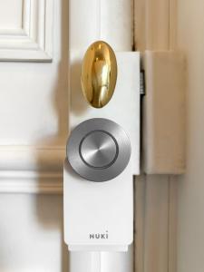 LV1 Au cœur de lAvenue des Champs-Elysées Arc de Triomphe