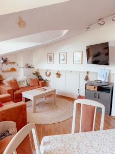 Happy Home 2-Bedroom Apartment near Ski Lift with Free Parking