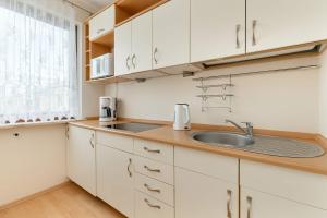 Cozy Apartment Jelitkowski Dwor in Gdansk with Parking by Noclegi Renters