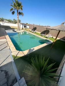 Chalet con piscina privada Lugar tranquilo con Palmeras