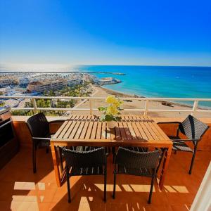 Deluxe penthouse with sea views near Puerto Marina