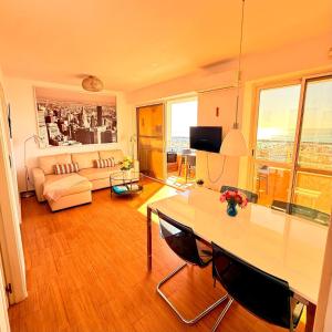 Deluxe penthouse with sea views near Puerto Marina