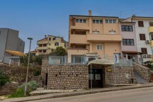 Apartments and Rooms Rakic