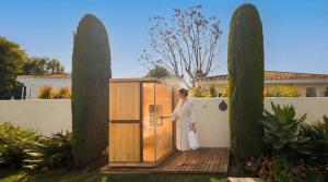 VACATION MARBELLA I Villa Moss, Ibiza-Style Villa, Golf-front, Swimming-pool, Biohacking, Sauna, Fire-Pit Lounge, 7Min from Puerto Banus