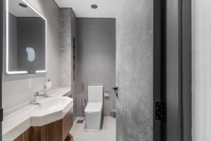 Stylish 1BR Apartment, Pool, Jacuzzi, Sauna, Gym