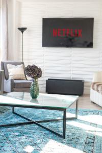 Serene Private Townhouse with AC & Balcony For 6