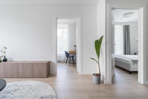 Uptown Quiet 2bed, Full kitchen, 2desks, Parking, Bath