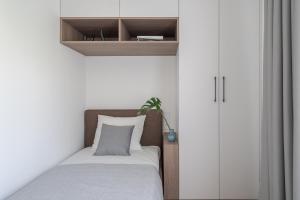 Uptown Quiet 2bed, Full kitchen, 2desks, Parking, Bath