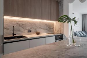 Uptown Quiet 2bed, Full kitchen, 2desks, Parking, Bath