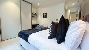 Fully Furnished 2-Bedroom Apt near Tower Bridge, Aldgate Station & Tower Hill