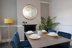 2 Bedroom Characterful House - Free Street Parking