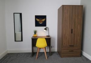2 Bedroom Characterful House - Free Street Parking