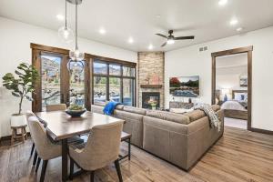 Gregs Grandeur Pristine Condo with Private Hot Tub