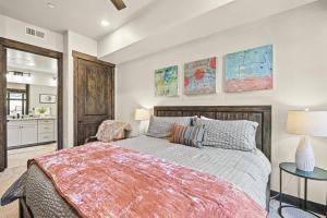 Gregs Grandeur Pristine Condo with Private Hot Tub