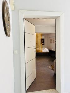 Cozy Studio Steps from Stavros Niarchos Park