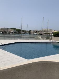 Marina port camargue avec Piscine