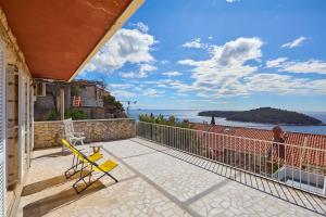 Retro Apartment With Seaview & Garage