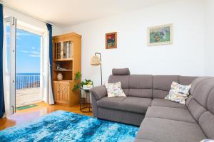 Retro Apartment With Seaview & Garage