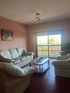 Amplio departamento luminoso, a 2 cuadras de la playa, con vista a la plaza, pegado a la peatonal principal y con cochera privada