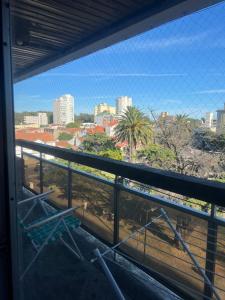 Amplio departamento luminoso, a 2 cuadras de la playa, con vista a la plaza, pegado a la peatonal principal y con cochera privada