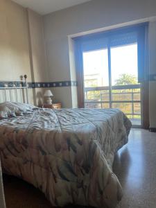 Amplio departamento luminoso, a 2 cuadras de la playa, con vista a la plaza, pegado a la peatonal principal y con cochera privada