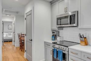 Spacious 2bd with Living Room Kitchen Parking