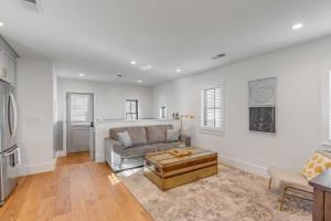 Spacious 2bd with Living Room Kitchen Parking