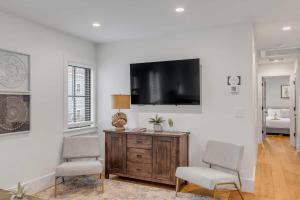 Spacious 2bd with Living Room Kitchen Parking