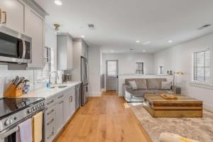 Spacious 2bd with Living Room Kitchen Parking