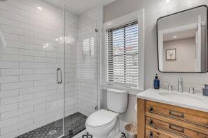 Spacious 2bd with Living Room Kitchen Parking